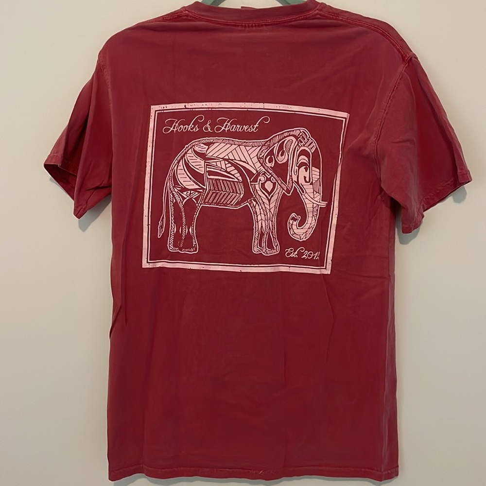Hooks and Harvest Red Elephant Short Sleeve T-shirt ✨4/$25 bundle✨